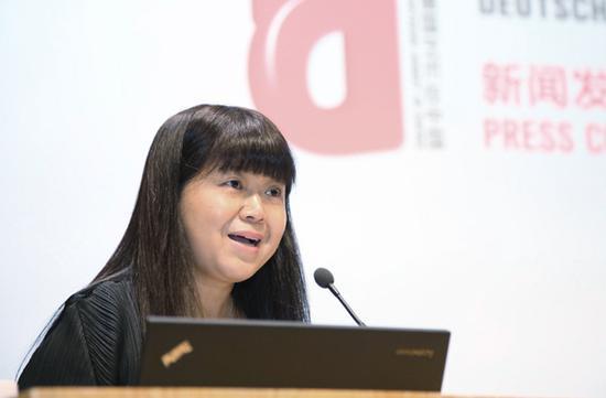中央美术学院党委宣传部部长秦建平主持新闻发布会