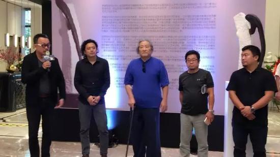 开幕式现场,策展人梁克刚、艺术家李富军、著名雕塑家徐立忠、美术批评家徐亮、蓝光地产代表李炜(从左至右)