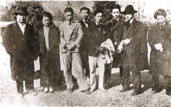 1929年,徐悲鸿(右二)、吕霞光(右三)、蒋兆和(右四)、吴作人(右五)、谢寿康(左一)、俞珊(左二)、田汉(左三)在南京中央大学。