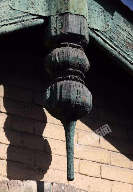 老站房西侧山墙顶端、类似于悬鱼的装饰 摄 法制晚报·看法新闻记者 崔毅飞