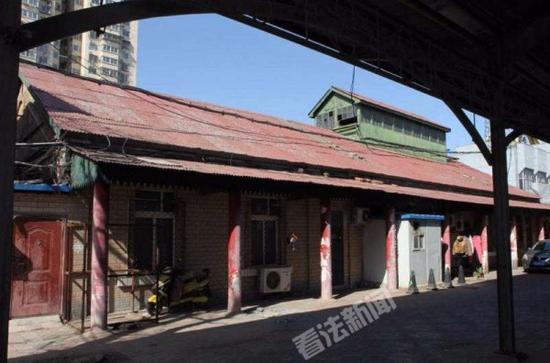 丰台老站房南侧,建造之初的雨棚和廊柱保存至今 摄 法制晚报·看法新闻记者 崔毅飞