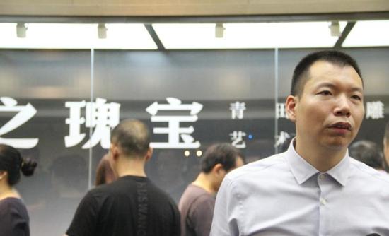 浙江九龙苍文化发展有限公司董事长陈勇华在展览现场接受媒体采访