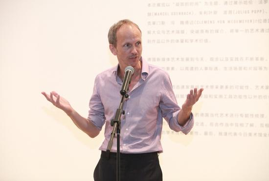 艺术家朱利安·罗斯菲德(Julian Rosefeldt))