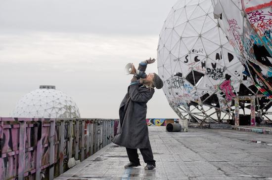 Manifesto, 2015 © Julian Rosefeldt 宣言,2015,13频电影装置,彩色双声道,4分钟x1和10分30秒x12