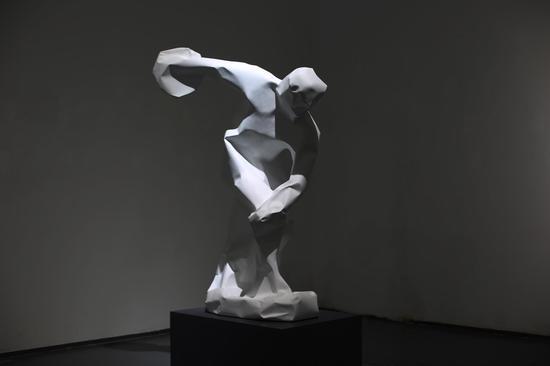 《掷铁饼者》玻璃钢,高:180cm,2017年