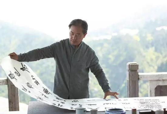 刘成于庐山观云亭即兴挥毫书毛主席七绝。为李进同志题所摄庐山仙人洞照