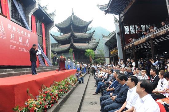 9月22日,首届凤凰艺术年展在湖南凤凰古城万寿宫开幕