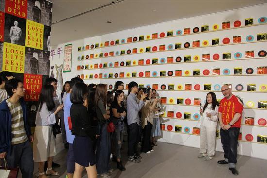 策展人郝亚冬导览现场。右一罗斯‧辛克莱,右二郝亚冬