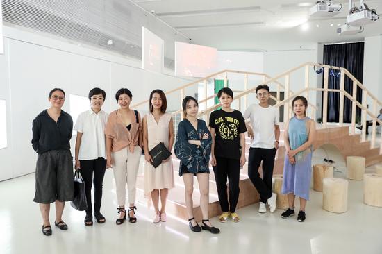 参展艺术家合影