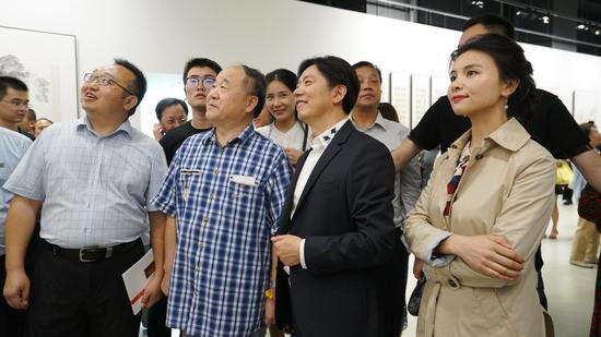 管峻与著名学者莫言(左二)参观展览