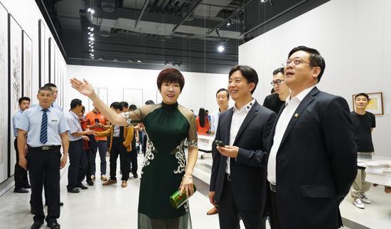 著名学者于丹(左一)参观展览