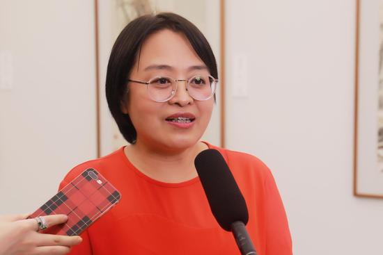 中国嘉德国际拍卖董事总裁胡妍妍接受记者采访