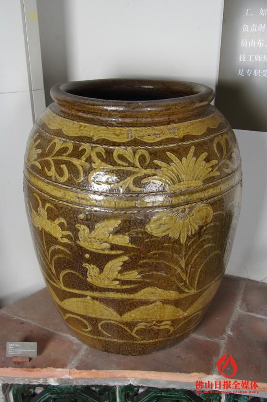 广东石湾陶瓷博物馆馆藏龙鸡缸(由广东石湾陶瓷博物馆提供)