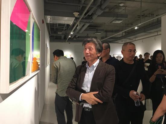 中央美术学院院长范迪安在现场参观展览