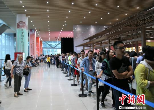 图为成都博物馆内排成长队的观众们。 钟欣 摄