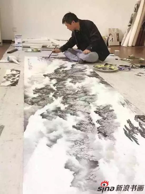 著名画家孙宪作画