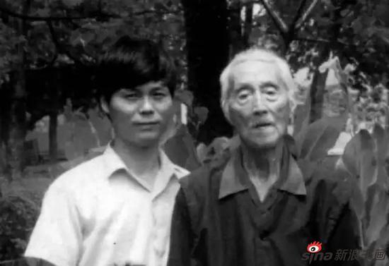 著名画家孙宪与恩师胡献雅合影