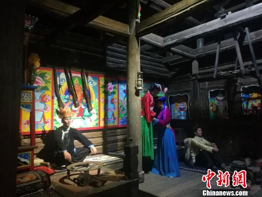 图为摩梭建筑祖母屋模型内部。 杨珺 摄