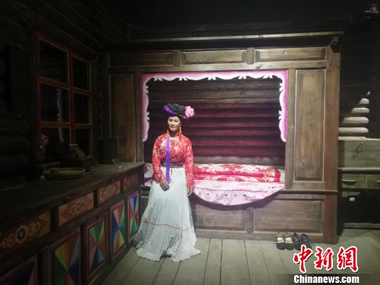 图为摩梭建筑祖母屋模型花楼内部。 杨珺 摄