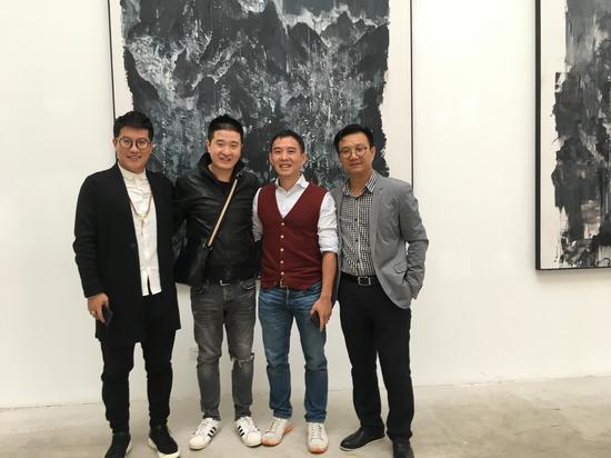 嘉宾合影 左起:新浪雕塑频道执行主编李杨雷、艺术家孙策、策展人廖廖、绝对传媒市场总监李裕君