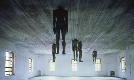 英国艺术家安东尼·葛姆雷(Antony Gormley)作品《学着思考》(Learning to Think)(1991)从策展人Mary Jane Jacob';s “有着过去的地方"; 展览现场,斯伯拉图艺术节