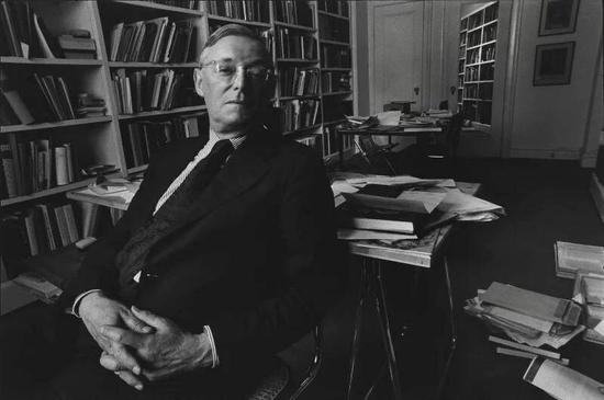 John Pope-Hennessy爵士。图片:by Arnold Newman,© Arnold Newman/Getty Images;Courtesy of the National Portrait Gallery