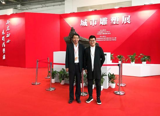 左起:全国城市雕塑建设指导委员会办公室常务副主任陆京、新浪雕塑频道执行主编李杨雷