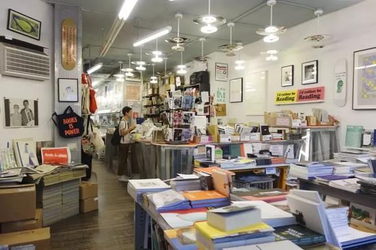 独立书店Printed Matter的主创合影。图片:Printed Matter,Inc。