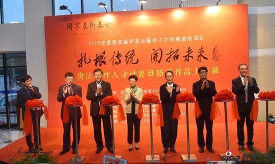 方惠萍主席、张恩迪主席、奚美娟主席、章剑华主席、管向群书记、沈文忠主席为展览剪彩。