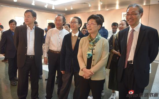 领导嘉宾在展厅观展