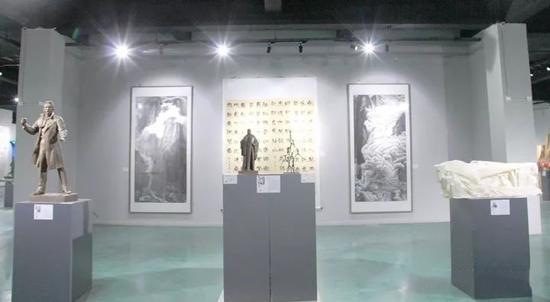 曹春生(左)潘鹤(中)盛杨(右)雕塑作品
