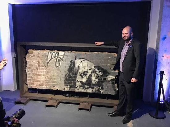 伦敦Hackney区区长Philip Glanville为班克斯的墙上涂鸦《吸食中的警察》。揭幕。图片:by Natalie Smith, courtesy of HC Developments