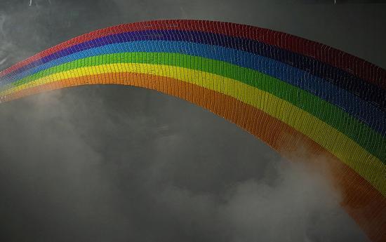 《彩虹》300x170cm 装置 药丸胶囊 亚克力 喷雾机 2013年 江衡 Rainbow 300 x 170 cmDevice capsules Acrylic sprayer