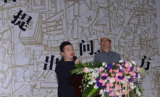 本次展览策展人王林(右)、王檬檬(左) 在开幕式上致辞