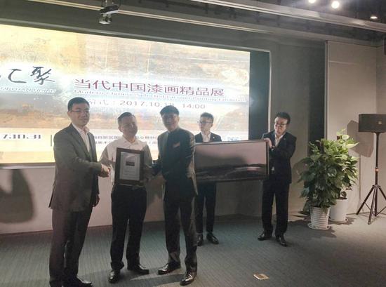 超群文化旅游发展有限公司收藏肖禹蓁的作品《雪落凡尘系列之八》,超群文化旅游发展有限公司总经理钟伟全获收藏证书
