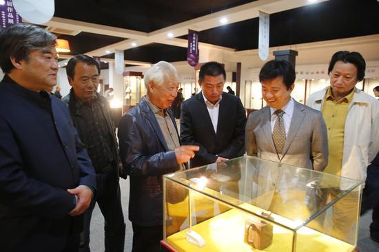 中国工艺美术大师顾绍培在介绍自己创作的作品