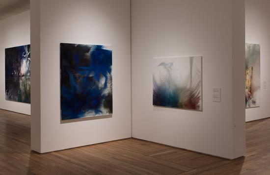火药画《蓝》与《寻找格列柯第4号》于西班牙普拉多美术馆展览现场,马德里,2017年。蔡文悠摄,蔡工作室提供