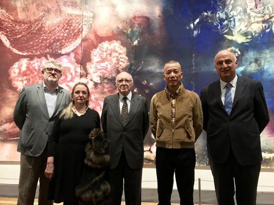 蔡国强与普拉多美术馆馆长Miguel Falomir、西班牙国家文化部秘书长Fernando Bezo等于作品《绘画的精神》前,西班牙普拉多美术馆,马德里,2017年。罗桑摄,蔡工作室提供