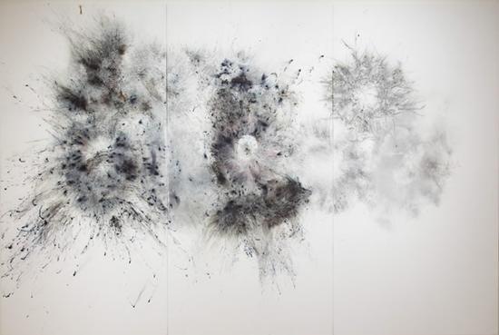 《黑色仪式》,2017年。 火药、帆布,300x450cm赵小意摄,蔡工作室提供