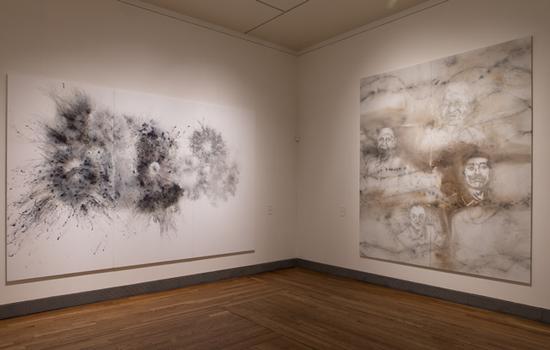 火药画《黑色仪式》与《望云》于西班牙普拉多美术馆展览现场,马德里,2017年。蔡文悠摄,蔡工作室提供