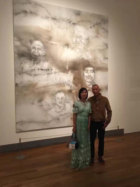 蔡国强与太太吴红虹拍摄于作品《望云》前。这件作品描述了蔡对去世亲人的思念,并且对望着火药画《绘画的精神》。西班牙普拉多美术馆,马德里,2017年。图片由蔡工作室提供