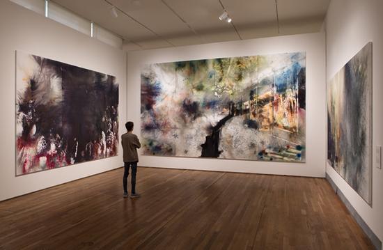 火药画《发情谷》、《万国大厅…》、《帕米拉》于西班牙普拉多美术馆展览现场,马德里,2017年。蔡文悠摄,蔡工作室提供