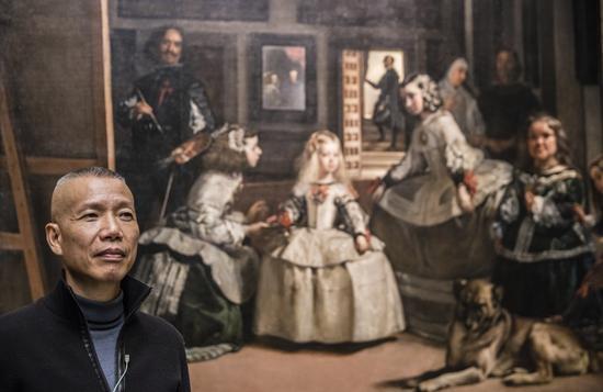 蔡国强在普拉多美术馆委拉斯凯兹《宫娥》作品前,西班牙,2017年。图片提供:西班牙普拉多美术馆
