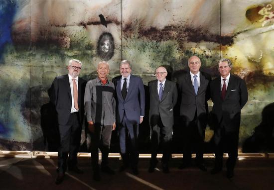 蔡国强与普拉多美术馆馆长Miguel Falomir、西班牙国家教育文化体育部长íñigo méndez de vigo y montojo、普拉多美术馆董事长José Pedro Pérez-Llorca,、ACCIONA执行长官José Manuel Entrecanales于作品《绘画的精神》前,万国大厅,马德里,2017年。图片提供:西班牙普拉多美术馆