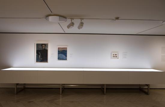 蔡国强早期绘画作品与父亲蔡瑞钦的《火柴盒》于《绘画的精神:蔡国强在普拉多》展览现场,西班牙普拉多美术馆,马德里,2017年。蔡文悠摄,蔡工作室提供