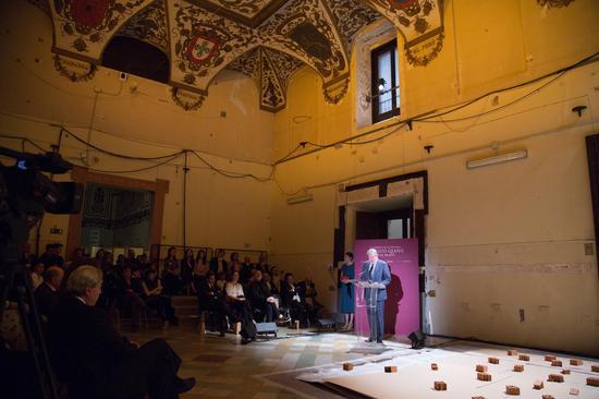 西班牙国家教育文化体育部长íñigo méndez de vigo y montojo于作品《绘画的精神》爆破前发言,万国大厅, 马德里,2017年。赵小意摄,蔡工作室提供
