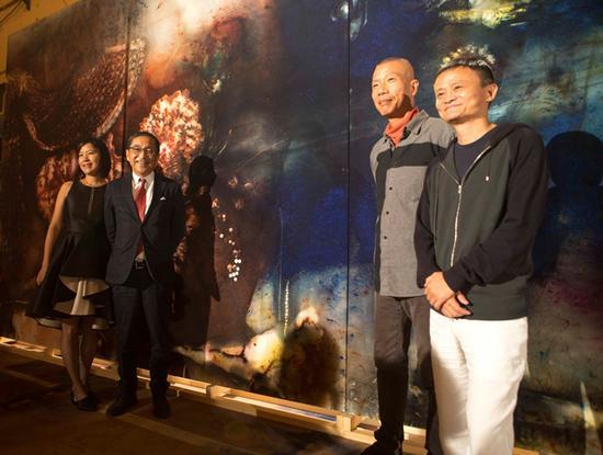 蔡国强与好友Silas Chou和马云于作品《绘画的精神》前,万国大厅,马德里,2017年。蔡文悠摄,蔡工作室提供