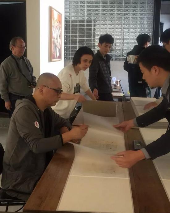 张晓刚来到现场为自己的限量版画签名