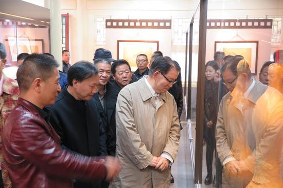 袁宽宏为嘉宾介绍作品