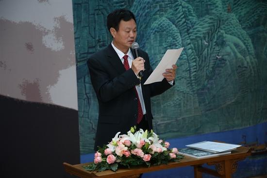 北京师范大学教授、中国文物学会书画雕塑专业委员会会长刘人岛主持开幕式